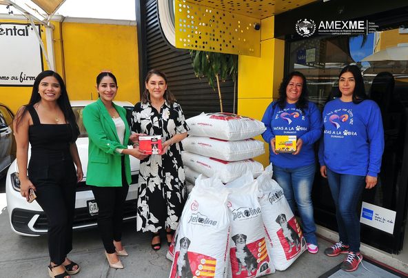 Empresarias alimentan a angelitos con patas